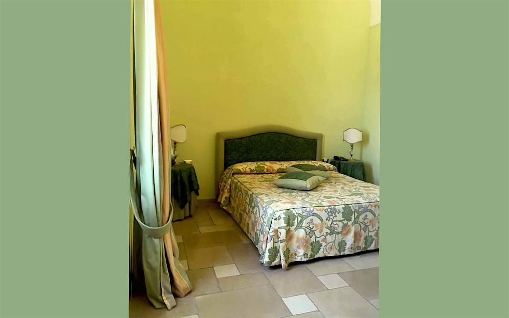Hotel Saraceno Al Faro Taranto Exteriör bild